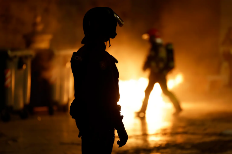 Disturbios en València por la gestión de la DANA dejan 4 detenidos y 31 policías heridos