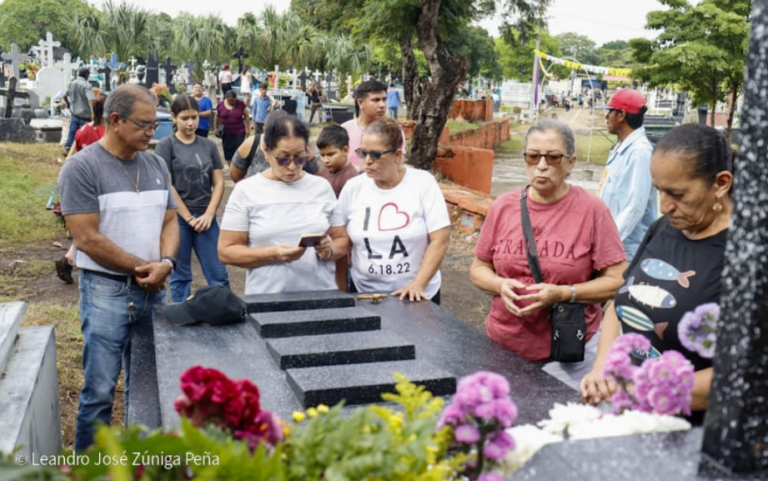 Familias nicaragüenses visitan Cementerio Periférico para honrar a sus deudos este 2 de noviembre