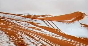 Desierto del Sahara sorprende con su primera nevada histórica