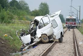 Tragedia en Polonia: cinco muertos al chocar auto contra tren