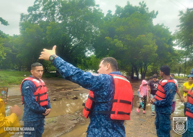 Ejército de Nicaragua evacua a familias anegadas tras el desborde del río Tamarindo, en León