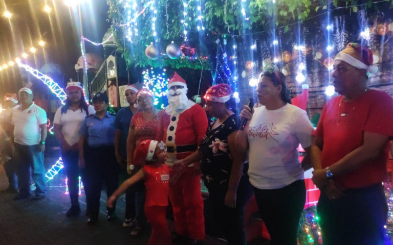 Familias de Acoyapa, Chontales, celebran inicio ambiente navideño en encendida de luces