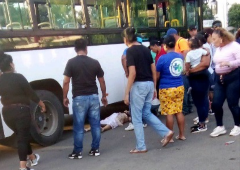 Mujer de la tercera edad muere atropellada por bus en kilómetro 12.5 carretera Sur