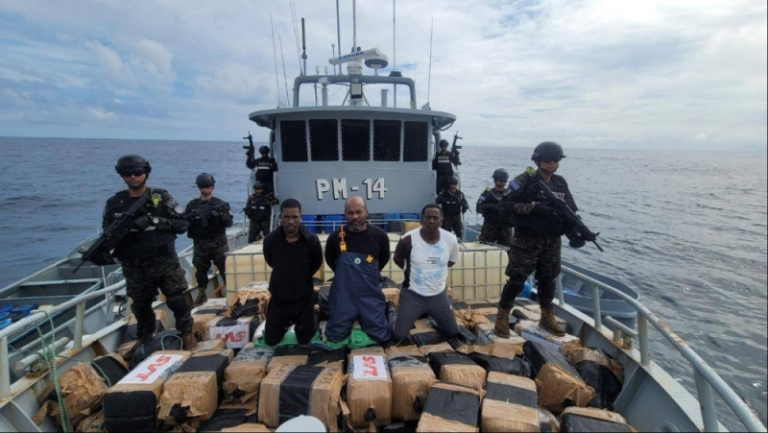 Interceptan embarcación con 2 toneladas de cocaína en El Salvador