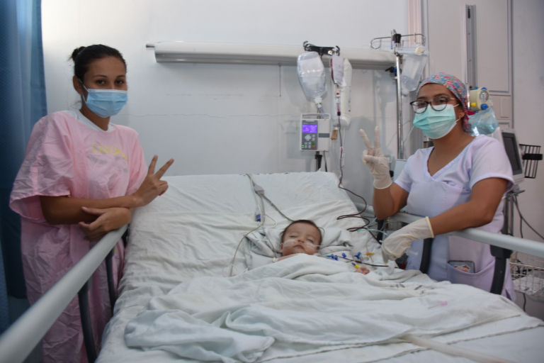 Hospital La Mascota y Fundación Infancia Solidaria operan a niño con cardioapatía congénita