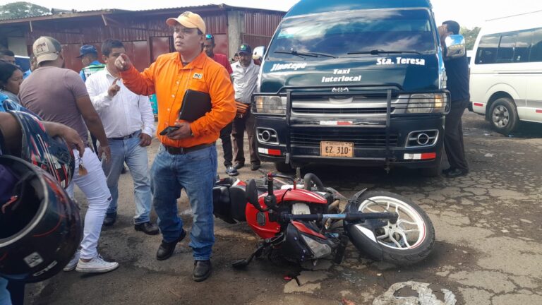 Pasajera de motocicleta resulta lesionada en colisión causada por microbús en Jinotepe