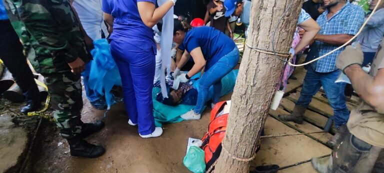 ¡Milagro! Rescatan con vida joven que estuvo cinco días atrapado al fondo de mina en Villa Nueva