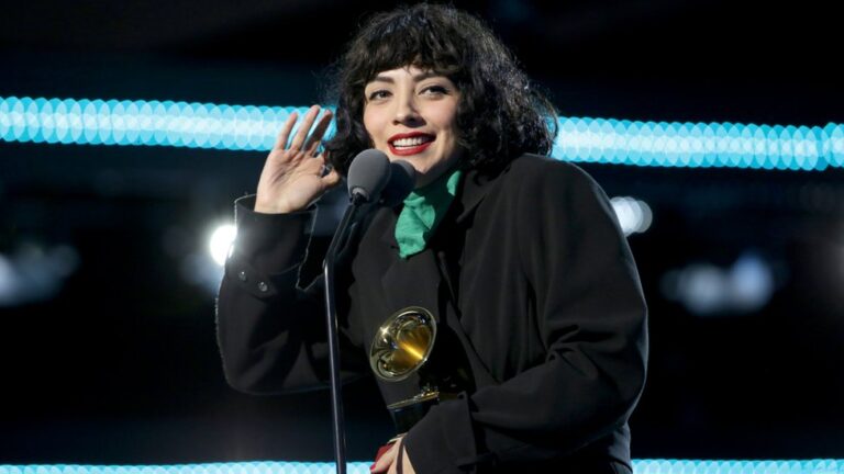 Cantante chilena Mon Laferte se presenta desnuda frente a un público y los boletos se agotan