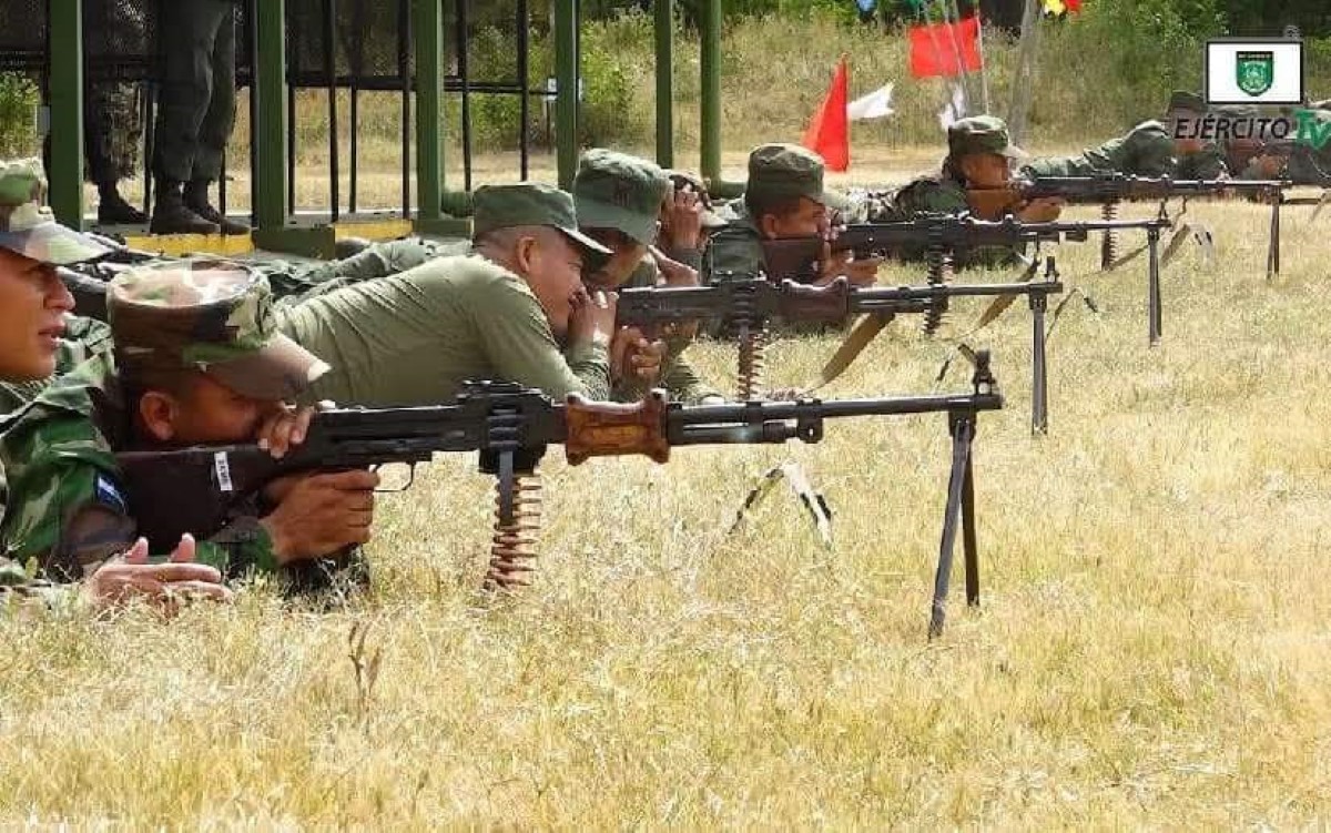 Soldados nicaragüenses realizan ejercicios de tiro con armas de infantería