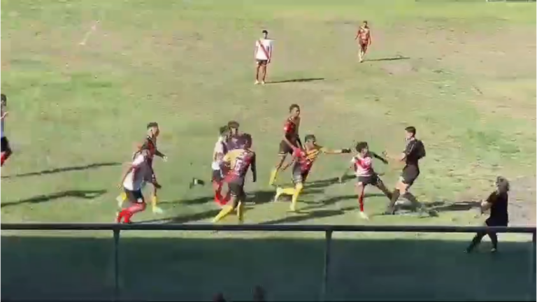 Tremendo bochinche se arma tras expulsión de jugador en partido entre Matiguás y Chinandega (Video)