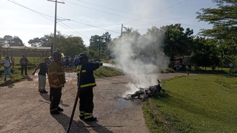 Derrame de combustible causa incendio de moto y deja a pie a su dueño en Waspam, Caribe Norte