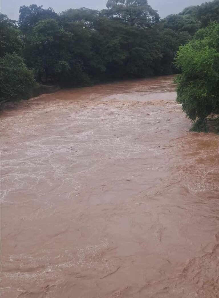 Lluvias generadas por tormenta Sara causa desborde de Río Ochomogo y anegación de 21 viviendas