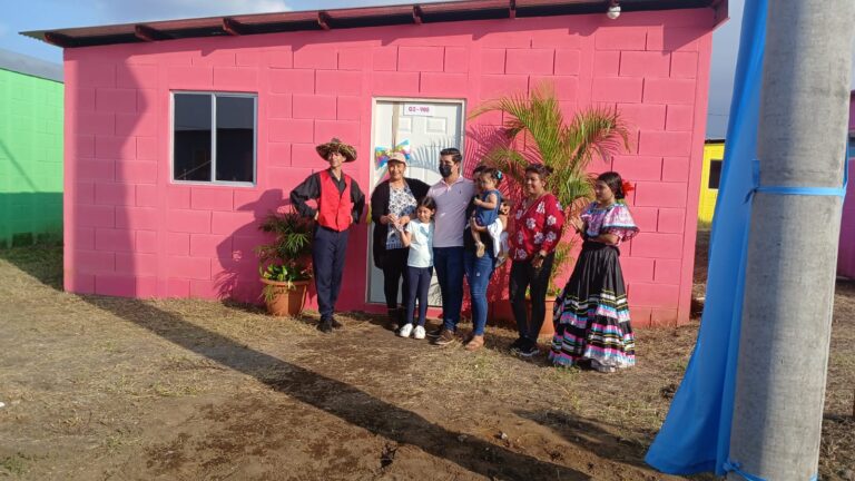 Otras cien familias reciben sus viviendas dignas en urbanización  Caminos del Río, Managua