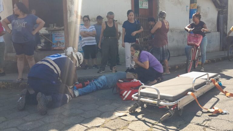 Conductor bolo le quiebra la pierna a un motorizado en Masaya