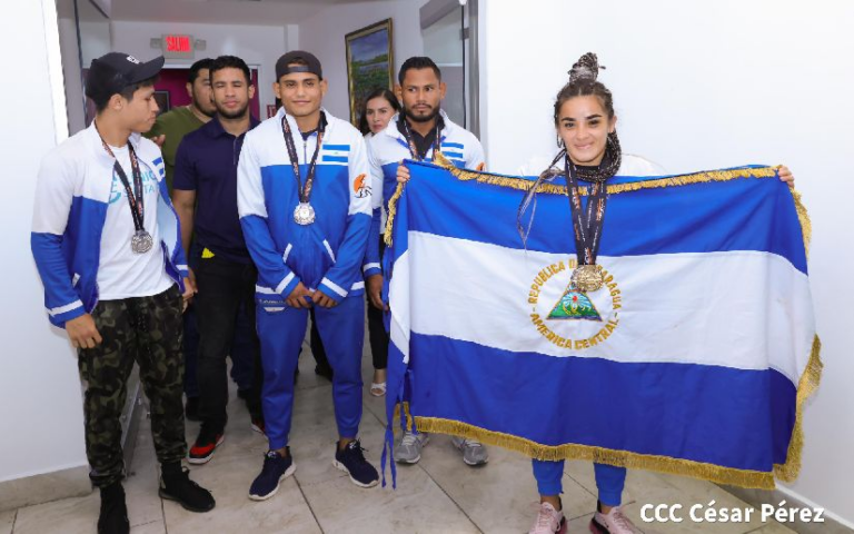 Entre aplausos y con mucho orgullo reciben a la Campeona de Artes Marciales Mixtas, Ana Cruz, en su natal Jinotepe