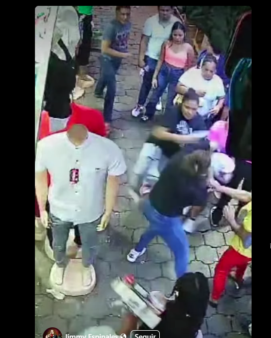 Dos mujeres se enfrentan a golpes y tirones de pelo en mercado de Tipitapa