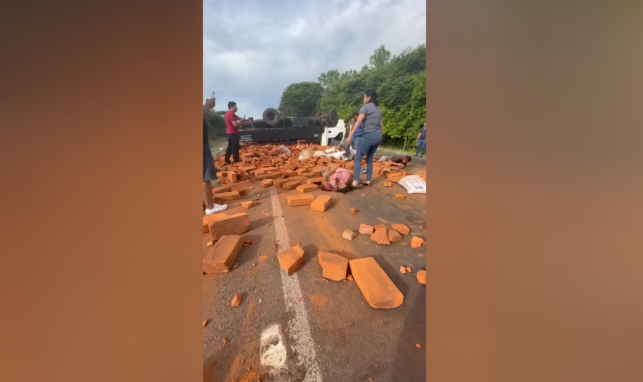 Camión cargado de ladrillos se volcó en Nagarote, León