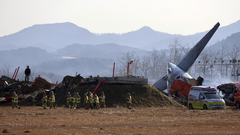 Accidente aéreo en Corea del Sur: Presumen muertos a todos los tripulantes, menos a 2