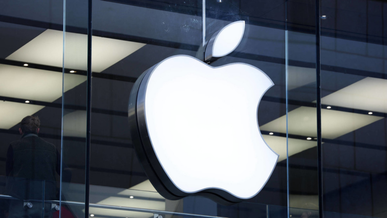 Apple enfrenta demanda por vigilancia y restricciones laborales impuestas a sus empleados