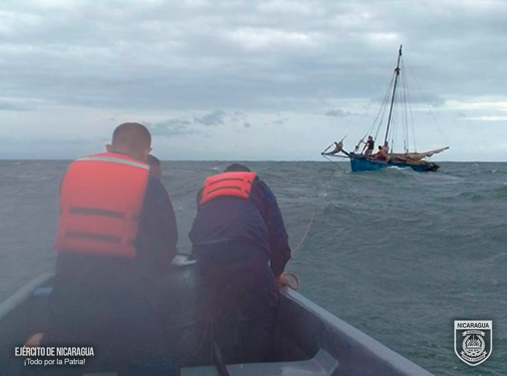 Rescate de 3 tripulantes en el Lago Cocibolca