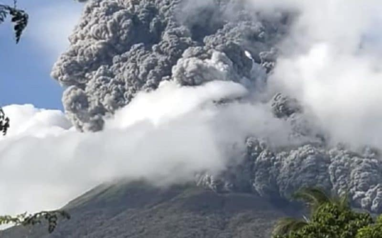 Volcán Kanlaon entra en erupción obligando la evacuación de 87,000 personas en Filipinas