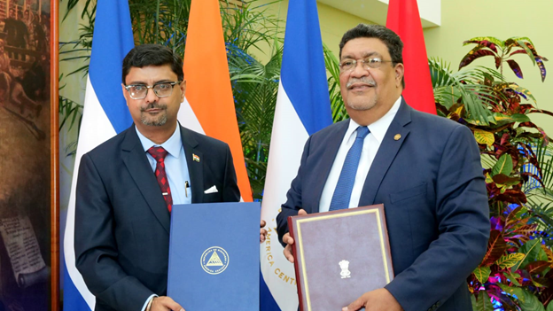 El Doctor Sumit Seth, Embajador de La India en Nicaragua y el Canciller Valdrack Jaentschke 