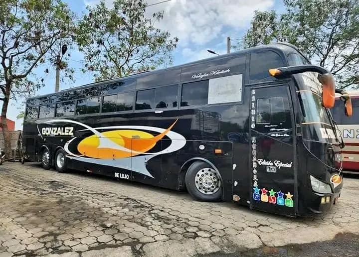 Uno de los buses quemados