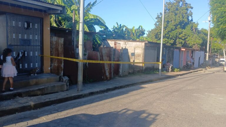 Embarazada muere al recibir potente descarga eléctrica en un barrio de Managua