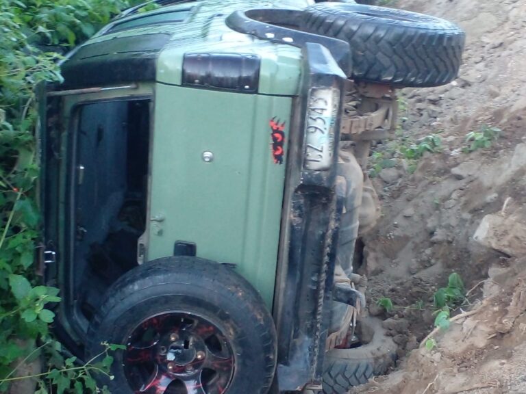 Abandonan vehículo volcado en zona rural de Jinotepe