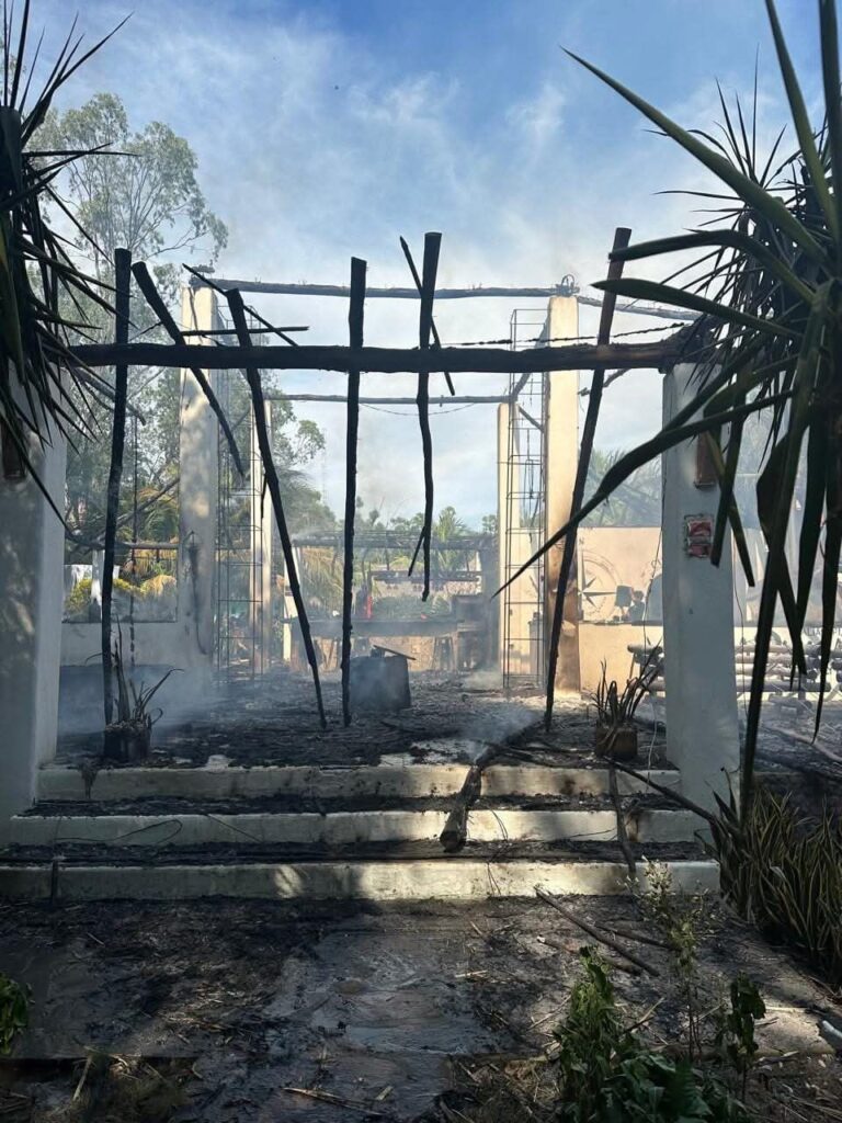 Llamas destruyen rancho en hotel de lujo en Playa Aposentillo, en El Viejo