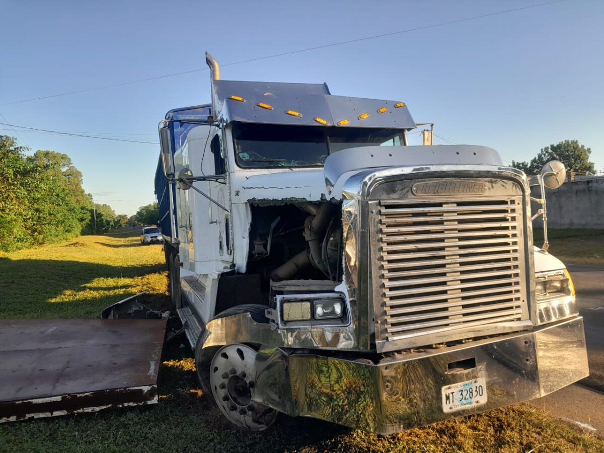 Trágico accidente: Motociclista muere al chocar contra un furgón en carretera de Tipitapa