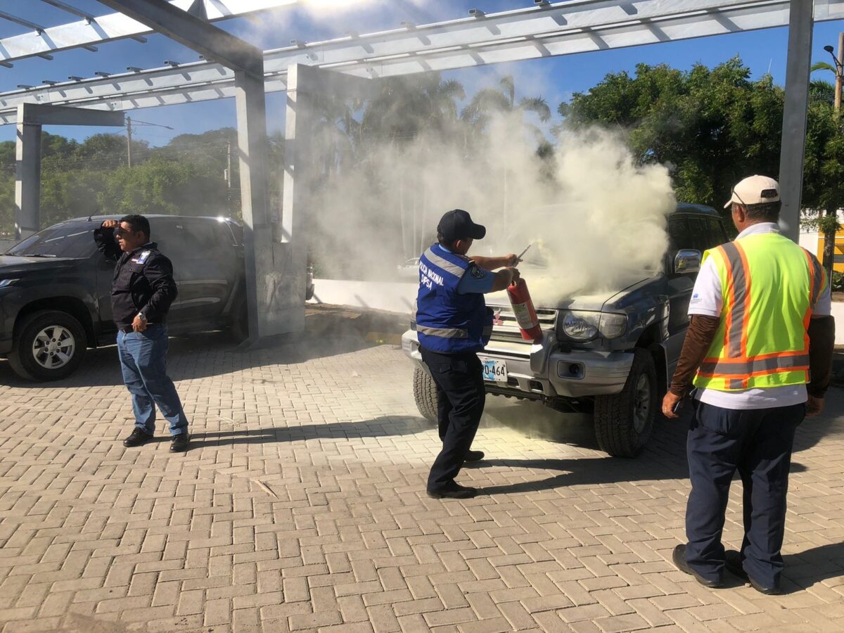 Incendio camioneta Mitsubishi en aeropuerto de Managua