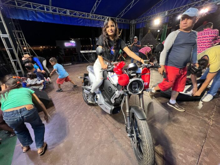 María Jaxari Hernández gana moto eléctrica Super Soco en Fiestón Navideño