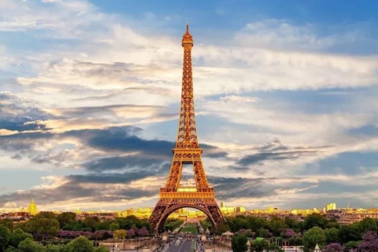 Evacúan la famosa Torre Eiffel por una alarma de incendio causada por una falla eléctrica