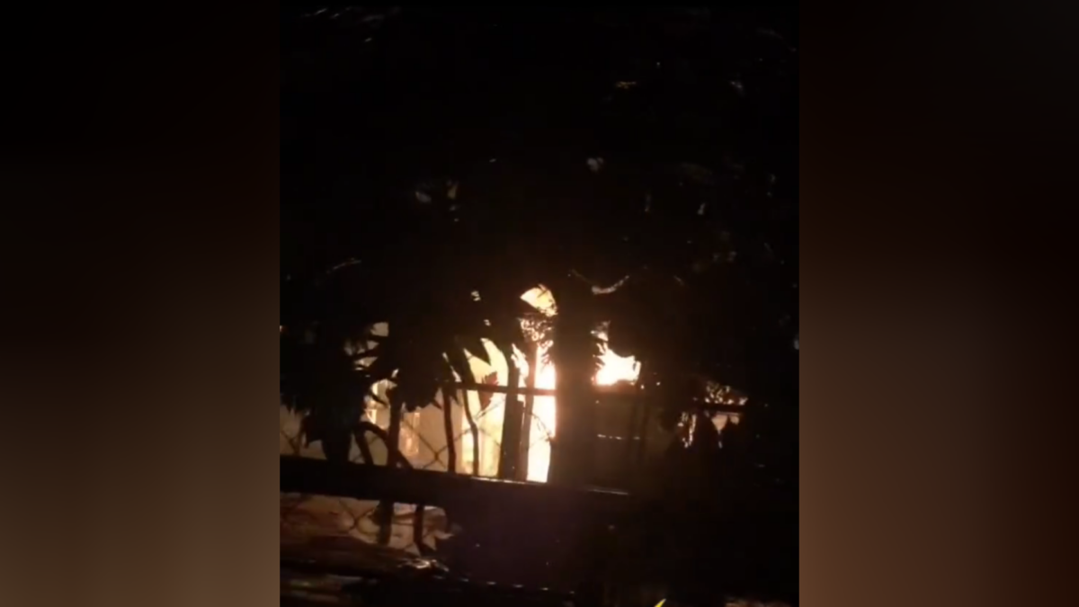 Incendio en casa de presunto asesino en Laguna de Perlas