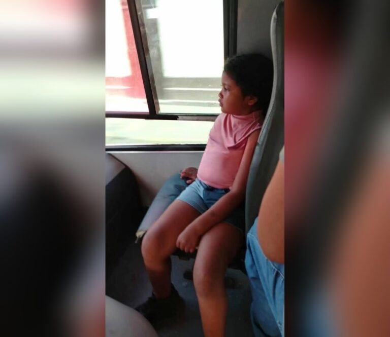 Niña es entregada a su mamá tras olvidarla dentro de autobús en León