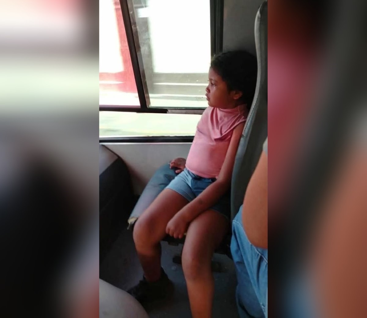 Niña olvidada en bus placas LE 625 llora desconsoladamente