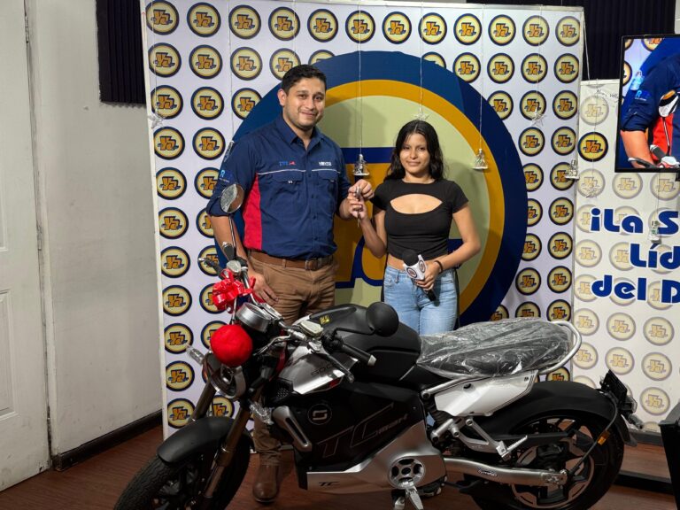 Entregamos motocicleta Super Socco TC Max a ganadora del Fiestón Navideño