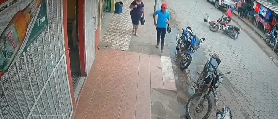 Muchachita casi pierde la vida al ser impactada por un motociclista sin ...
