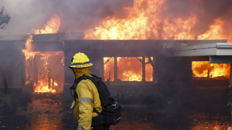 Número de muertos por incendios en Los Ángeles sube a 27