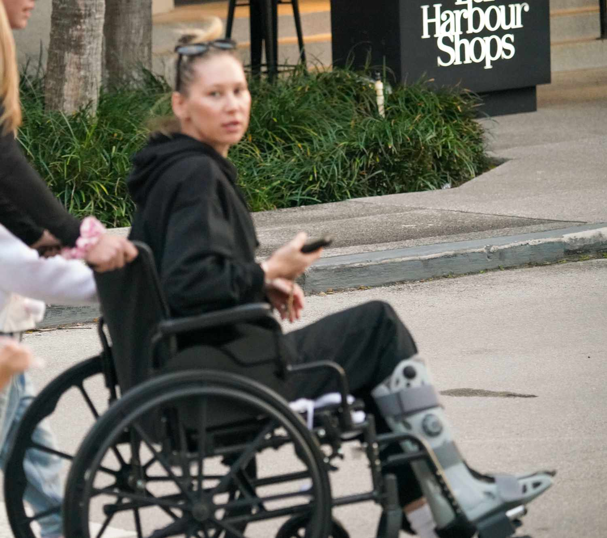 Anna Kournikova, la esposa rusa de Enrique iglesias, aparece en silla de ruedas
