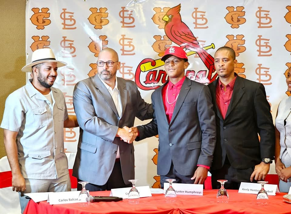 El jugador nicaragüense Kenly Hunter firma contrato millonario con los Cardenales de San Luis