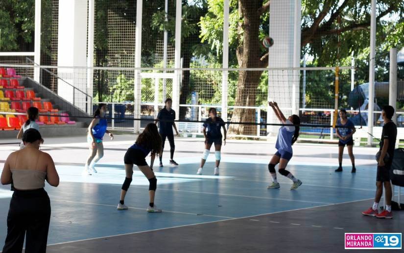 Academia de Voleibol Sala en Parque Las Piedrecitas, Managua