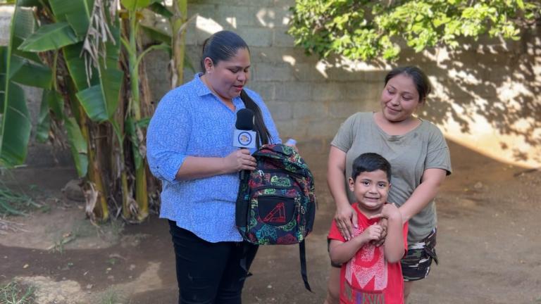 Tu Nueva Radio YA y Home Lightning by Cubas Eléctrica entregan mochilas en este regreso a clases