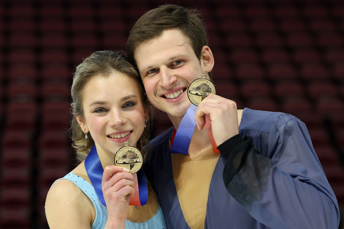 Los patinadores artísticos Yevguenia Shishkova y Vadim Naúmov