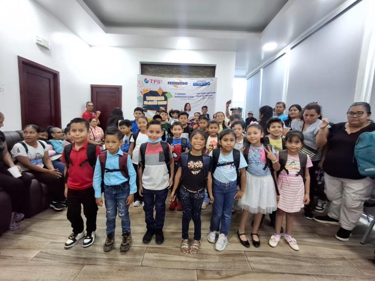 Tu Nueva Radio Ya y SERMUPRO hacen felices a 40 niños y niñas entregándoles mochila repleta de útiles escolares
