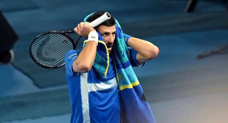 Novak Djokovic se retira del Abierto de Australia por lesión mientras disputaba la semifinal