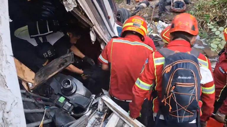 55 personas mueren al caer autobús en un río en Guatemala