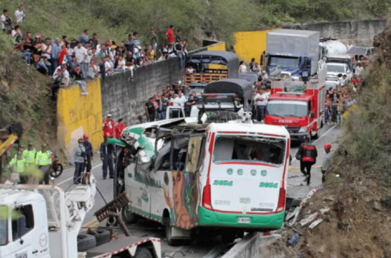 Camión cae a un abismo y deja 8 militares fallecidos en Colombia