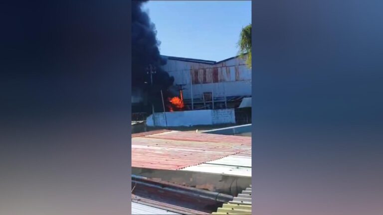 Bomberos sofocan incendio causado por explosión de transformador en Fábrica de Plásticos Modernos